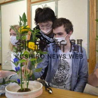 高専留学生が生け花に挑戦　池坊釧路支部長講師に(2022-07-28)