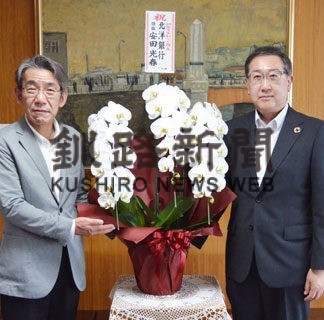 市制１００年祝い花寄贈　北洋銀が市に(2022-07-31)