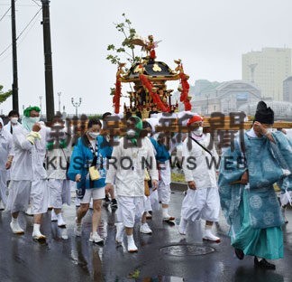 釧路厳島神社　雨の中、神輿渡御　４年ぶり担ぐ(2022-07-10)