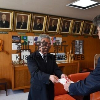 釧路卓球協会、市に卓球台１０台と寄付金(2022-07-26)