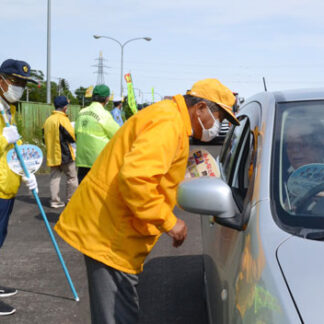 チラシやうちわで交通安全呼び掛け(2022-07-15)