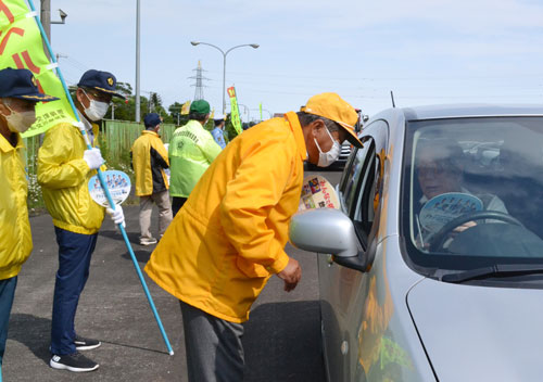 チラシやうちわで交通安全呼び掛け(2022-07-15)