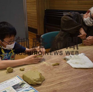 太古のロマンに思いはせ　塘路の施設で土器作り講座(2022-07-19)