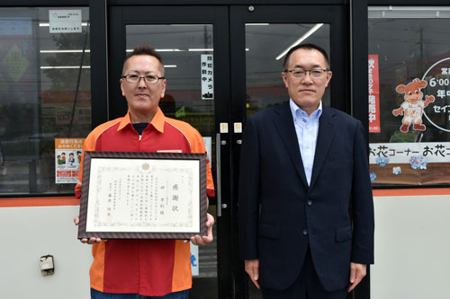 コンビニ店員の神さんに感謝状 詐欺被害防止で(2022-07-20)