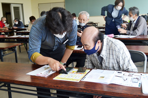 スマホ 就職に生かして MOKA.が55歳以上対象に教室 (2022-07-20)