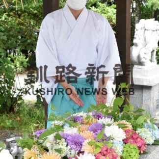 中標津神社の手水舎、花で彩り　生花店が寄贈(2022-07-24)