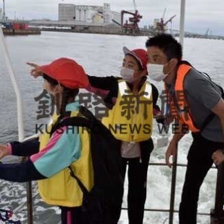 陸と海から港学ぶ　新陽小児童が港内見学(2022-07-07)