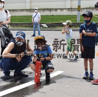 的めがけ放水に挑戦　３年ぶり消防キッズフェア(2022-07-24)