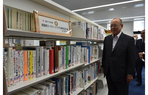東RC寄贈のビジネス書で図書館に文庫(2022-07-17)