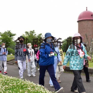 サイロ横目にウオーキング　根室市老連(2022-07-10)