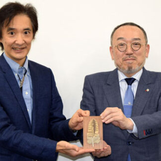 釧路トヨタにＣＦ支援の返礼品　猛禽類医学研究所(2022-07-15)