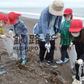 園児ら海の知識深め、懸命にごみ拾い(2022-07-22)