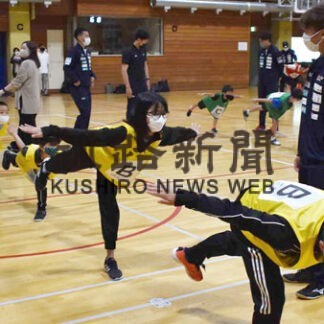 子供らにトレーニング指導　クレインズがスポーツ交流会(2022-07-22)