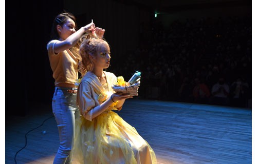 ヘアメーク、舞台で披露 釧路理容美容専門学校が初のショー(2022-07-17)
