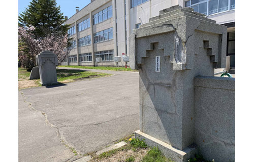 視点・焦点 戦後復興見守った旧花咲小東門 保存か廃棄か(2022-07-15)