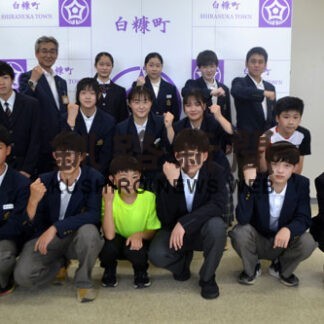 白糠の児童生徒１６人全道へ　４競技出場、町役場で健闘誓う　(2022-07-16)