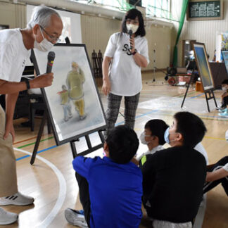 児童わくわく　釧路のアーティストら鳥取西小でパフォーマンス(2022-07-28)