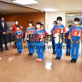 「全国優勝」に強い決意　「釧路ＡＴ１」役所表敬　小学バレー(2022-08-07)