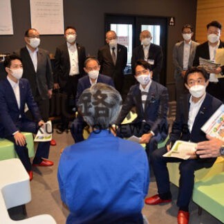 白糠再生エネ施設視察　菅前首相、小泉元環境相ら(2022-08-25)