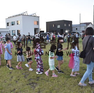 念願の公園で笑顔の輪　昭和中央６丁目初の盆踊り(2022-08-28)