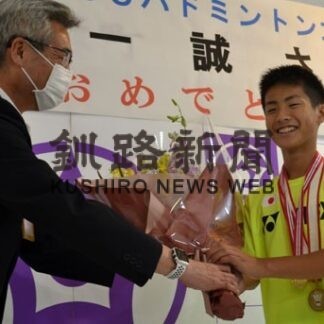 全国２大会制覇 地元凱旋　バドミントン松下選手（白糠小６年）(2022-08-19)