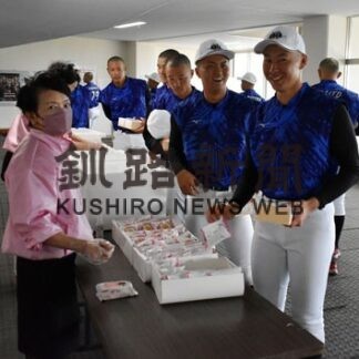 亜細亜大野球部に弁当差し入れ、華実の会(2022-08-06)