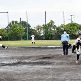 根室高 駒苫と親善試合　降雨の中、両チーム奮闘(2022-08-15)