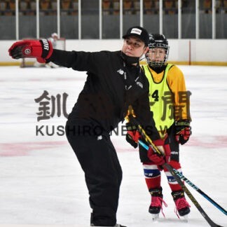 アイスホッケー技伝授　有波さん小中選手に指導(2022-08-12)