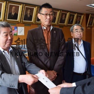 支援学級用図書や備品寄贈　宅建協会釧路支部が市に(2022-08-27)