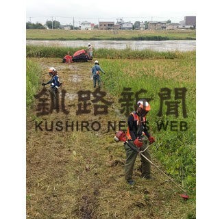 花火の準備着々と　辻谷建設が会場の河川敷で草刈り(2022-08-02)