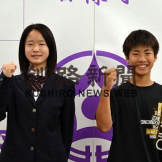 全道全国での健闘誓う　松本君、木下さん役場訪問　バドミントン(2022-08-03)