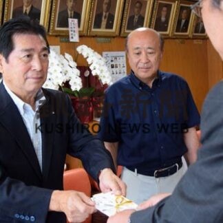 福祉向上役立てて 市に６万円寄付　アマチュア歌謡連盟(2022-08-22)