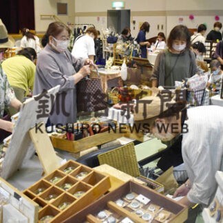 ボンマルシェ盛況　手作り品の店やキッチンカー集合(2022-08-10)