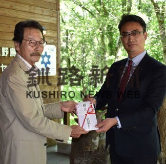 シマフクロウ保護活動の山本さんに寄付　北日本石油が３０万円(2022-08-04)