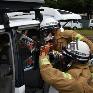資器材活用し車両破壊　釧路市西消防署、廃車で訓練(2022-08-30)