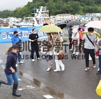 にっぽん丸 ３年ぶり羅臼寄港　３００人知床観光へ(2022-08-30)