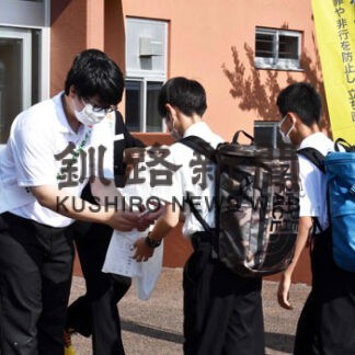 大楽毛中であいさつ運動　冊子など手渡す　(2022-08-05)