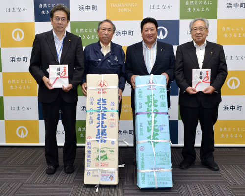 コンブなど海産物寄贈 浜中、散布漁協が町に(2022-08-28)