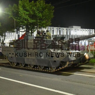 戦闘車両 公道を走行　陸自第７師団が長距離機動訓練(2022-08-24)