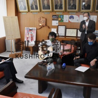 市制１００年記念事業公認ソングが完成　蝦名市長に報告(2022-08-27)