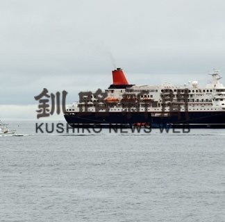 にっぽん丸 ３年ぶり羅臼寄港　３００人知床観光へ_1(2022-08-30)