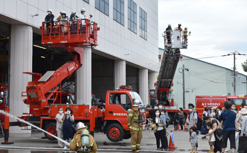 初開催の消防防災フェス大盛況 体験乗車や謎解き楽しむ(2022-08-25)