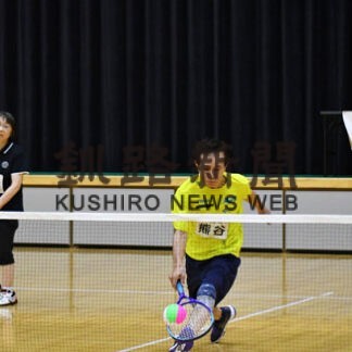 ネット挟み心地よい汗　ミニテニス夏季大会(2022-08-14)