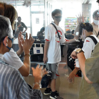 コロナ禍再会、別れ惜しむ　空港や駅でＵターン始まる(2022-08-15)