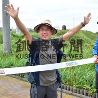 石原さん、徒歩で日本列島往復　３０年かけ根室で笑顔のゴール(2022-08-14)