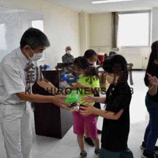 子供にクワガタの贈り物　宮脇土建(2022-08-14)