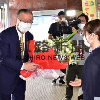 石垣市長が初登庁　「課題解決へ全力」(2022-09-07)