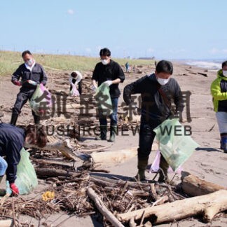 恋問館周辺海岸を清掃　２ロータリークが活動(2022-10-01)