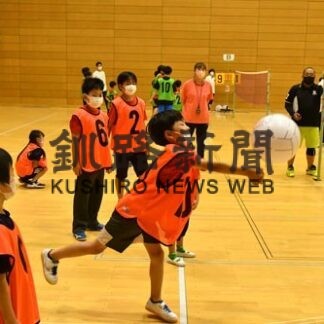 他競技の少年団と交流　ミニバレーや玉入れ楽しむ(2022-09-20)