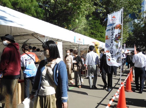 根室特産求め長蛇の列 赤れんが庁舎前で直送市(2022-09-23)